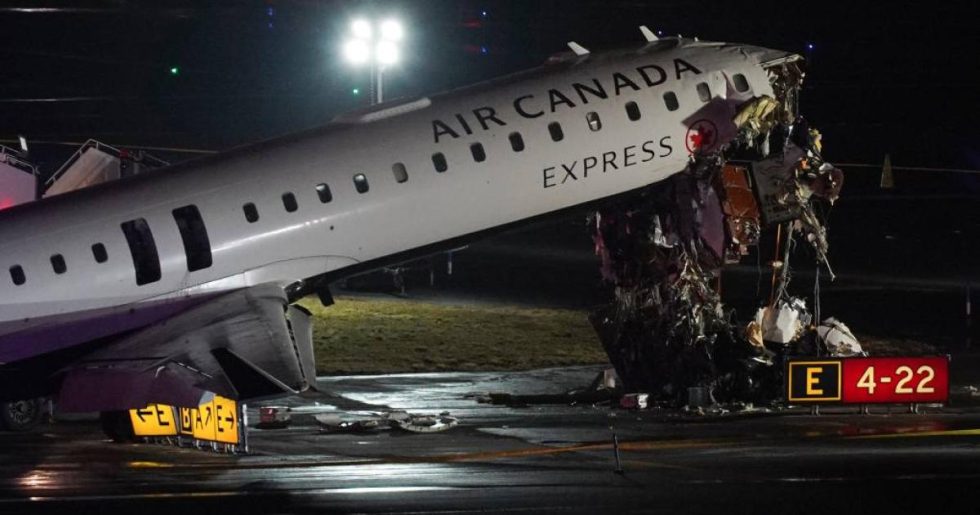 Δύο νεκροί στο αεροδρόμιο LaGuardia της Νέας Υόρκης - Αεροσκάφος συγκρούστηκε με πυροσβεστικό [βίντεο]